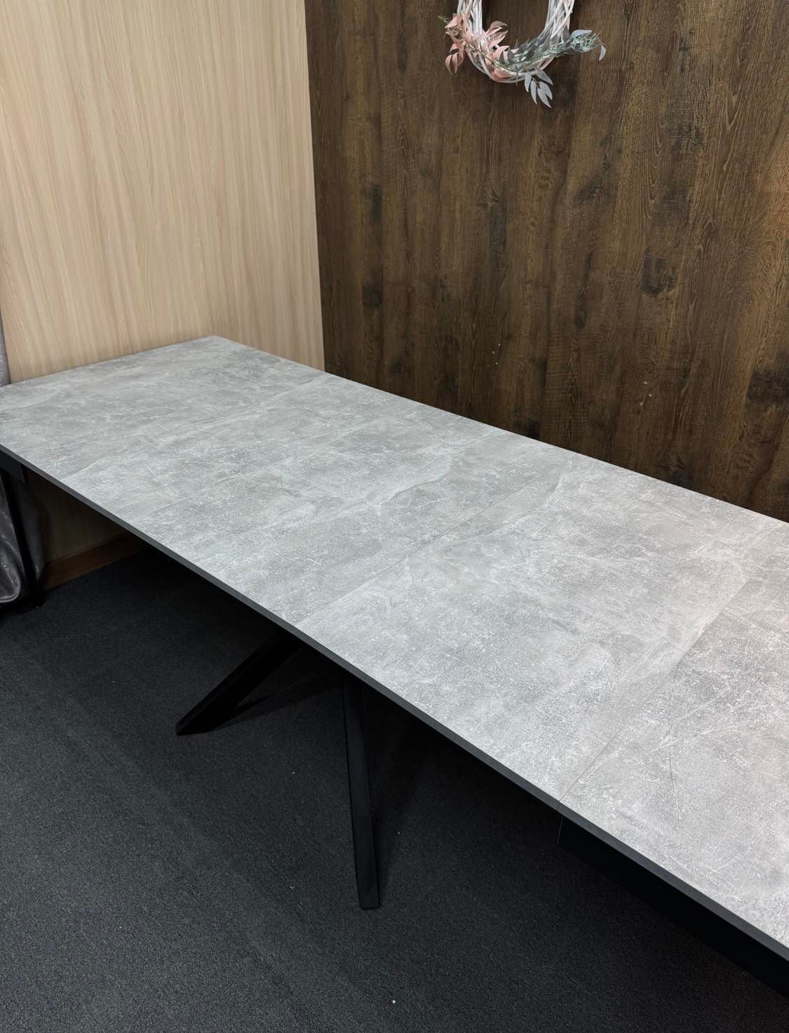 "Ester Quadro" table